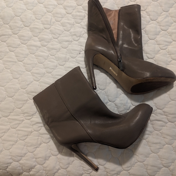 Sz 10 Louise et Cie Women's Leather Booties Ankle Boots Stiletto Heel Dress Boot - Picture 2 of 6